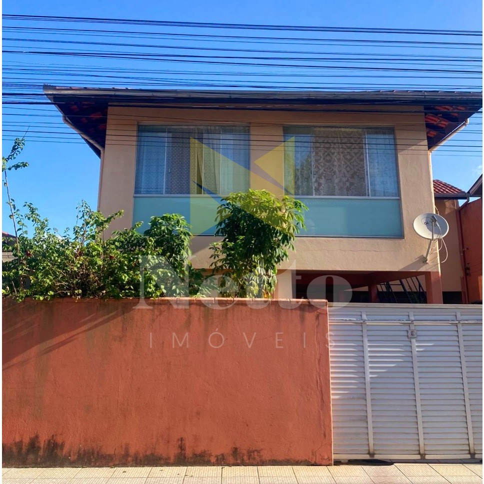 Ampla casa com 7 quartos
