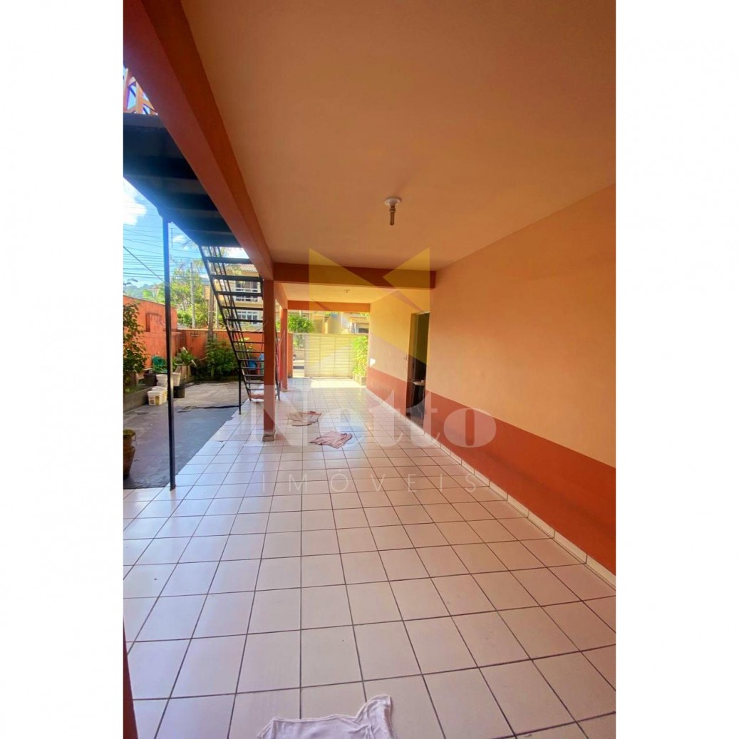 Ampla casa com 7 quartos