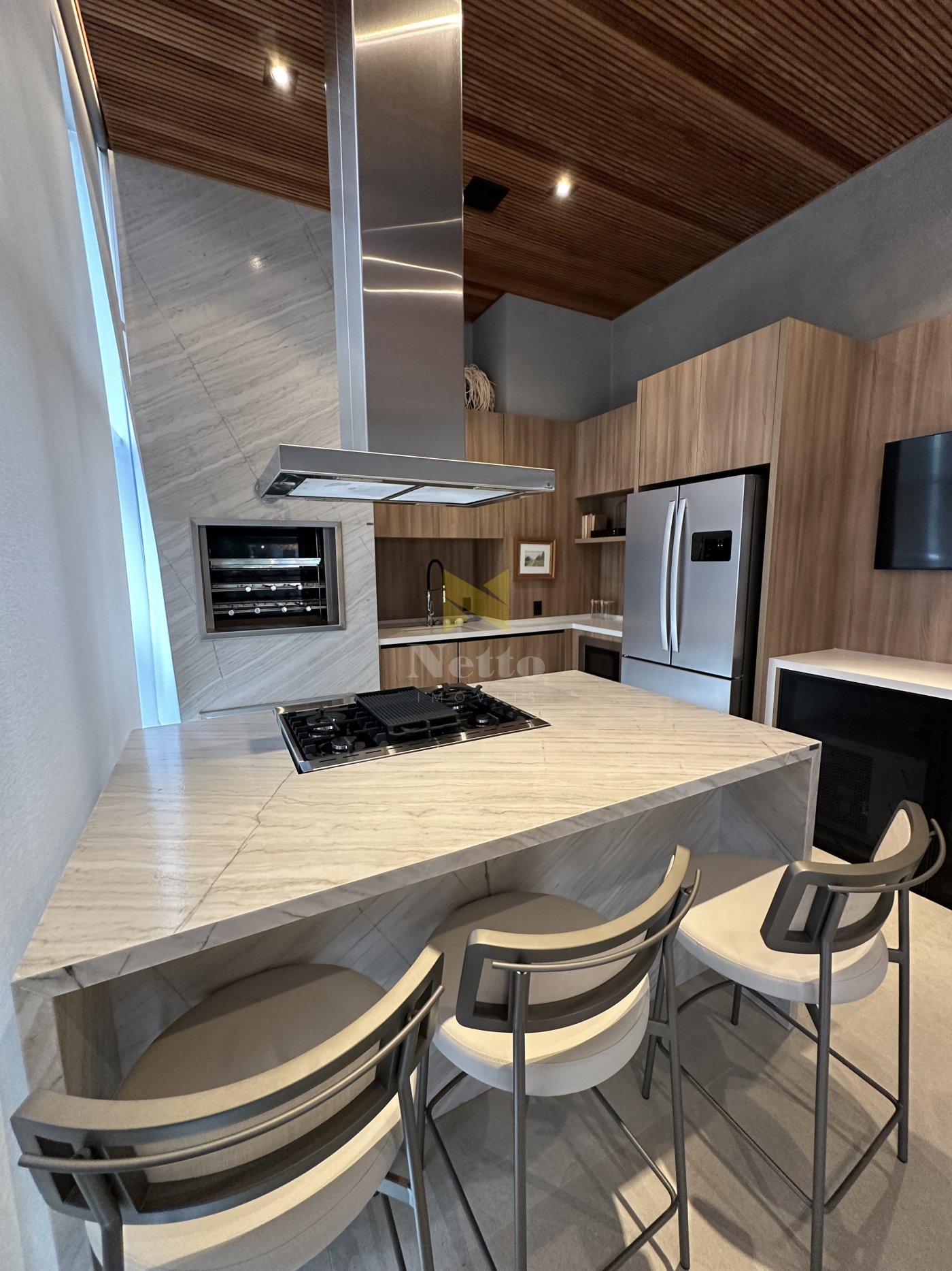Amplo apartamento com 4 suítes