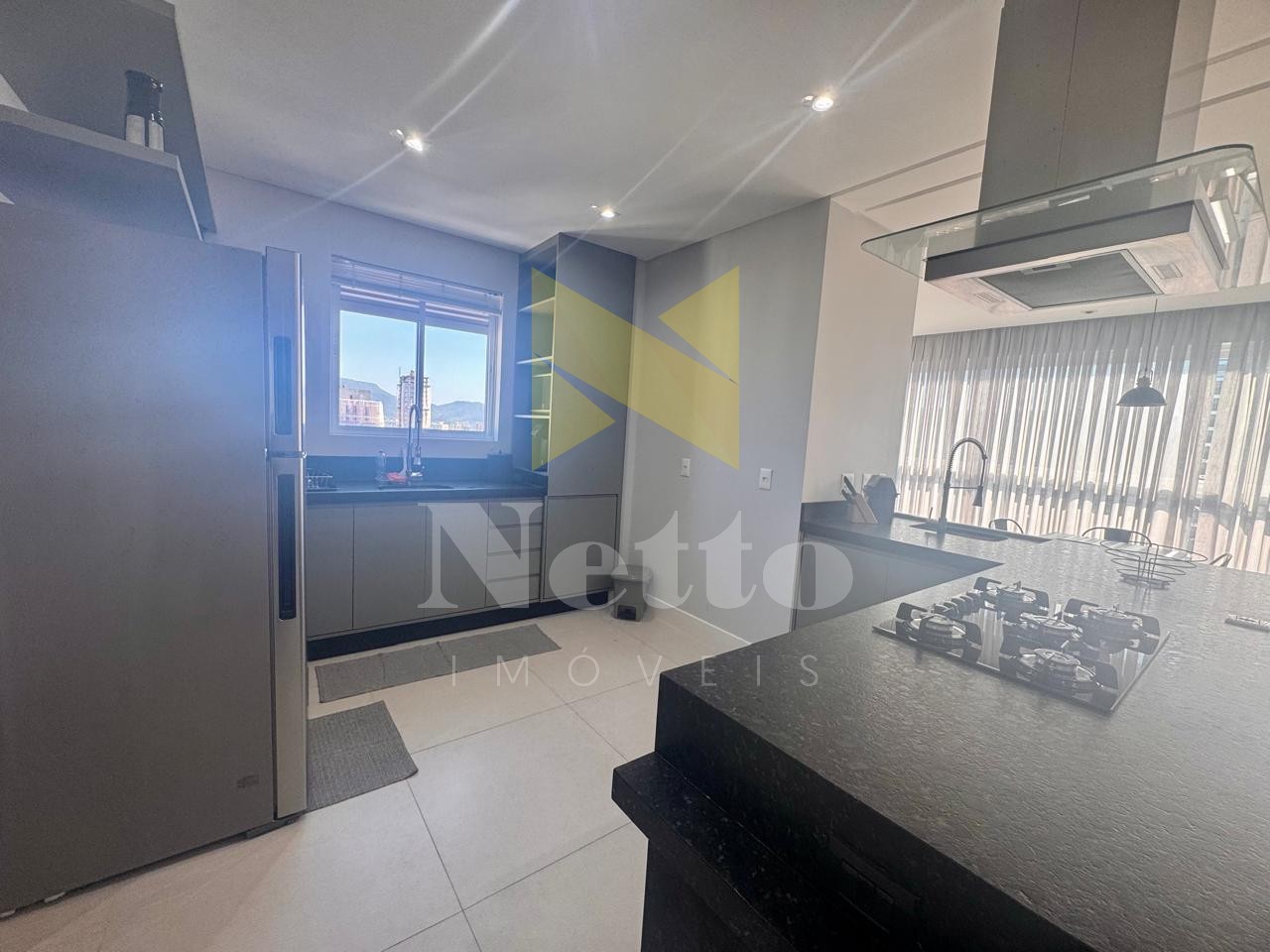 Amplo apartamento com 4 suítes