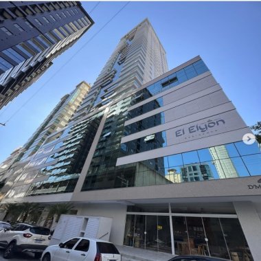 Amplo apartamento com 4 suítes
