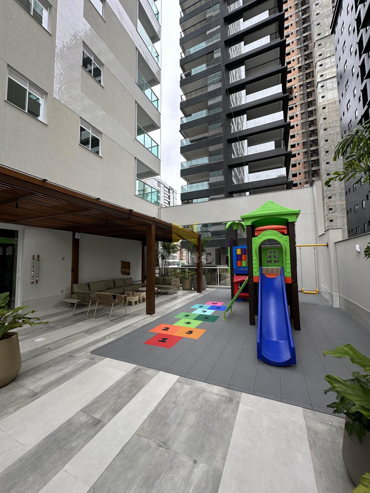 Amplo apartamento com 4 suítes
