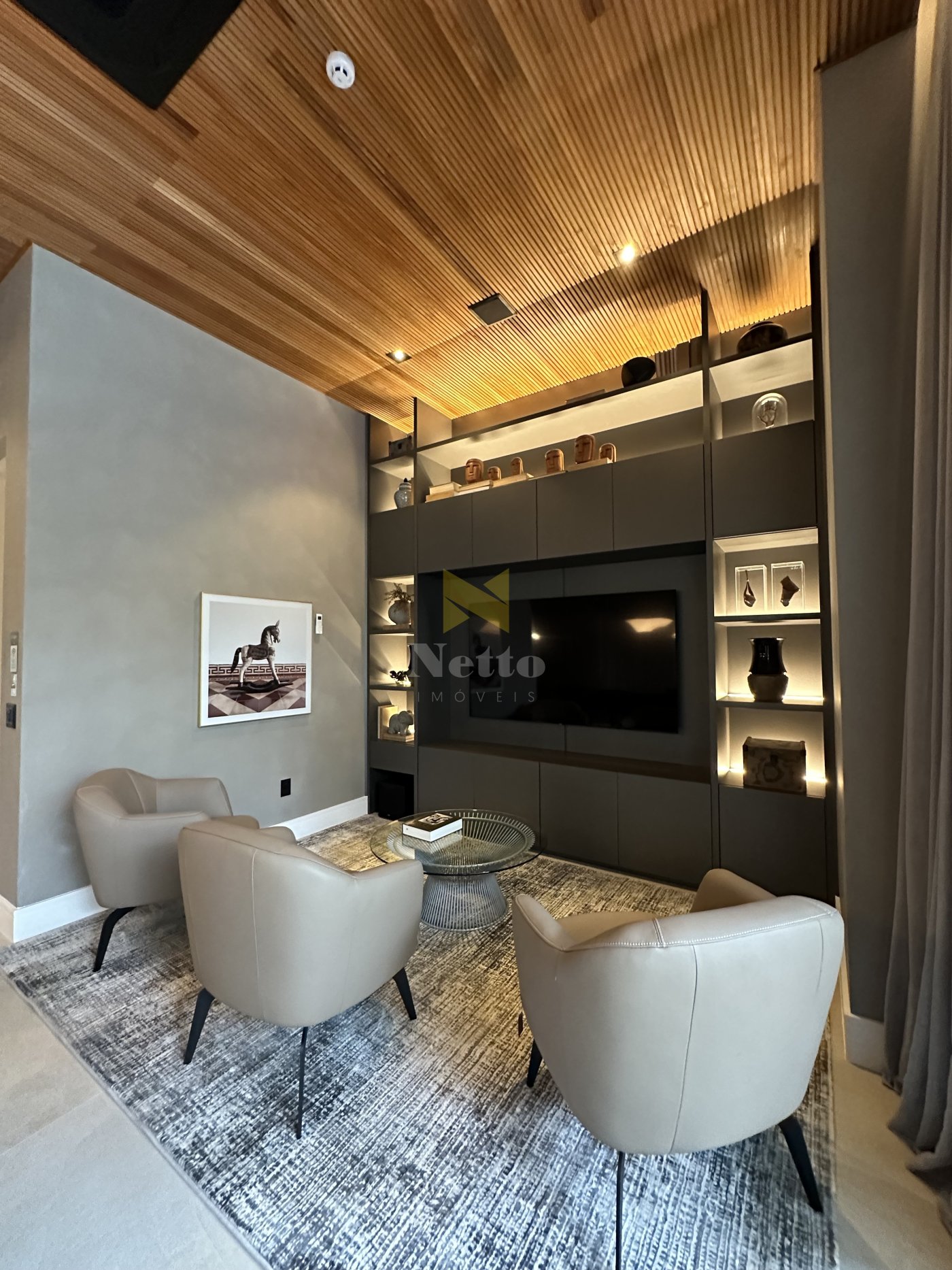 Amplo apartamento com 4 suítes